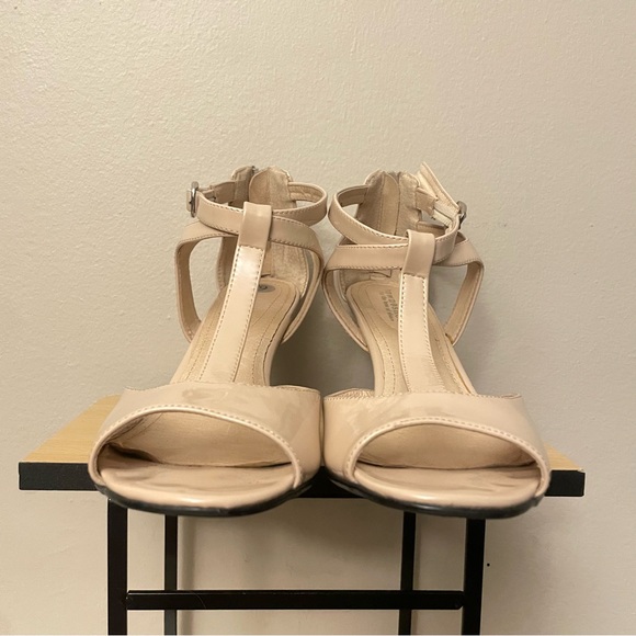 Town Shoes Chic Nude T-Strap Low Heel - Size 9 - Picture 3 of 16